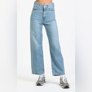Levi’s High Waisted Straight Jeans in light wash denim - Size 28